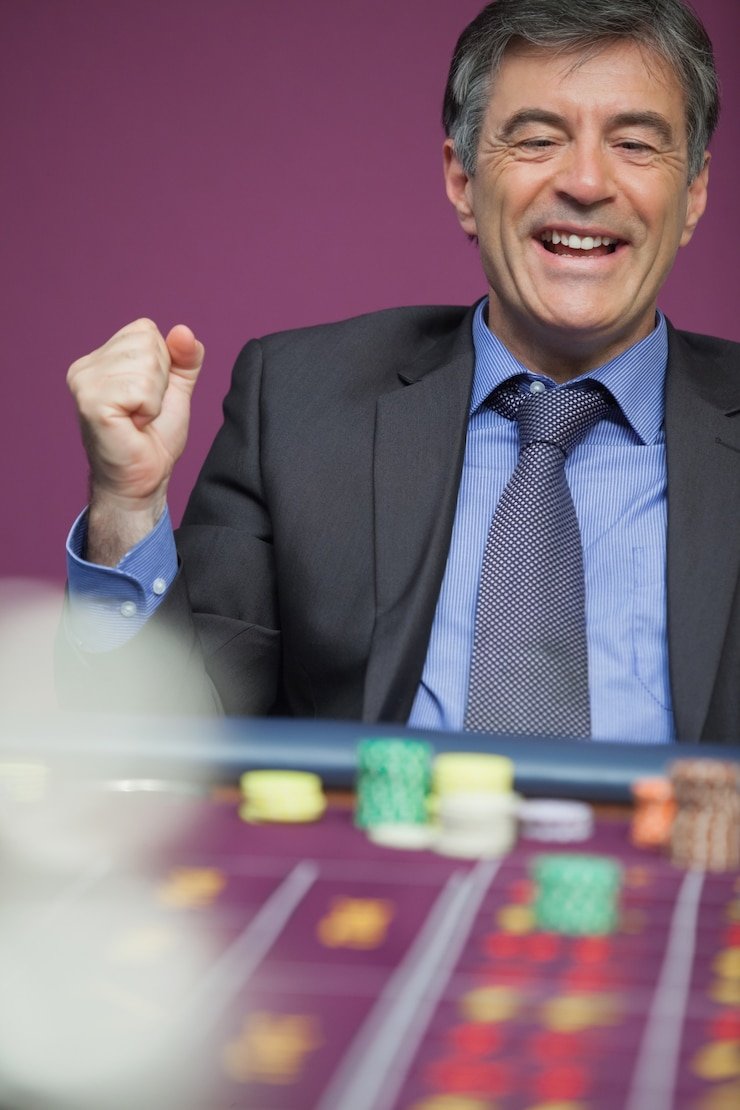 phopen platform interface on mobile phone showing sports betting and casino sections for Filipino players
